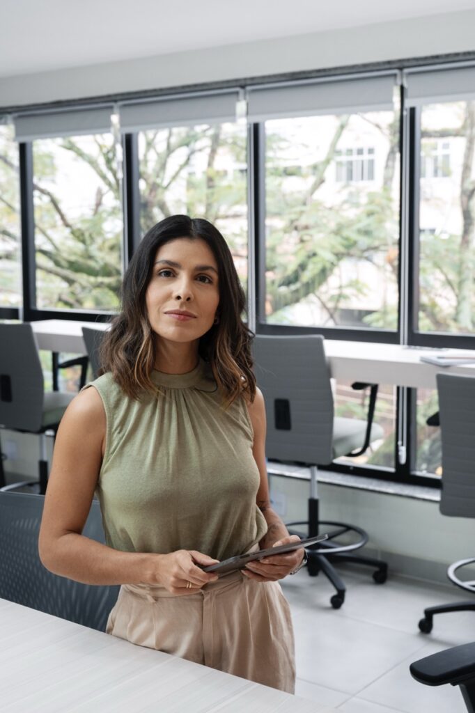 middle-aged-hispanic-business-person - dimensioni grandi